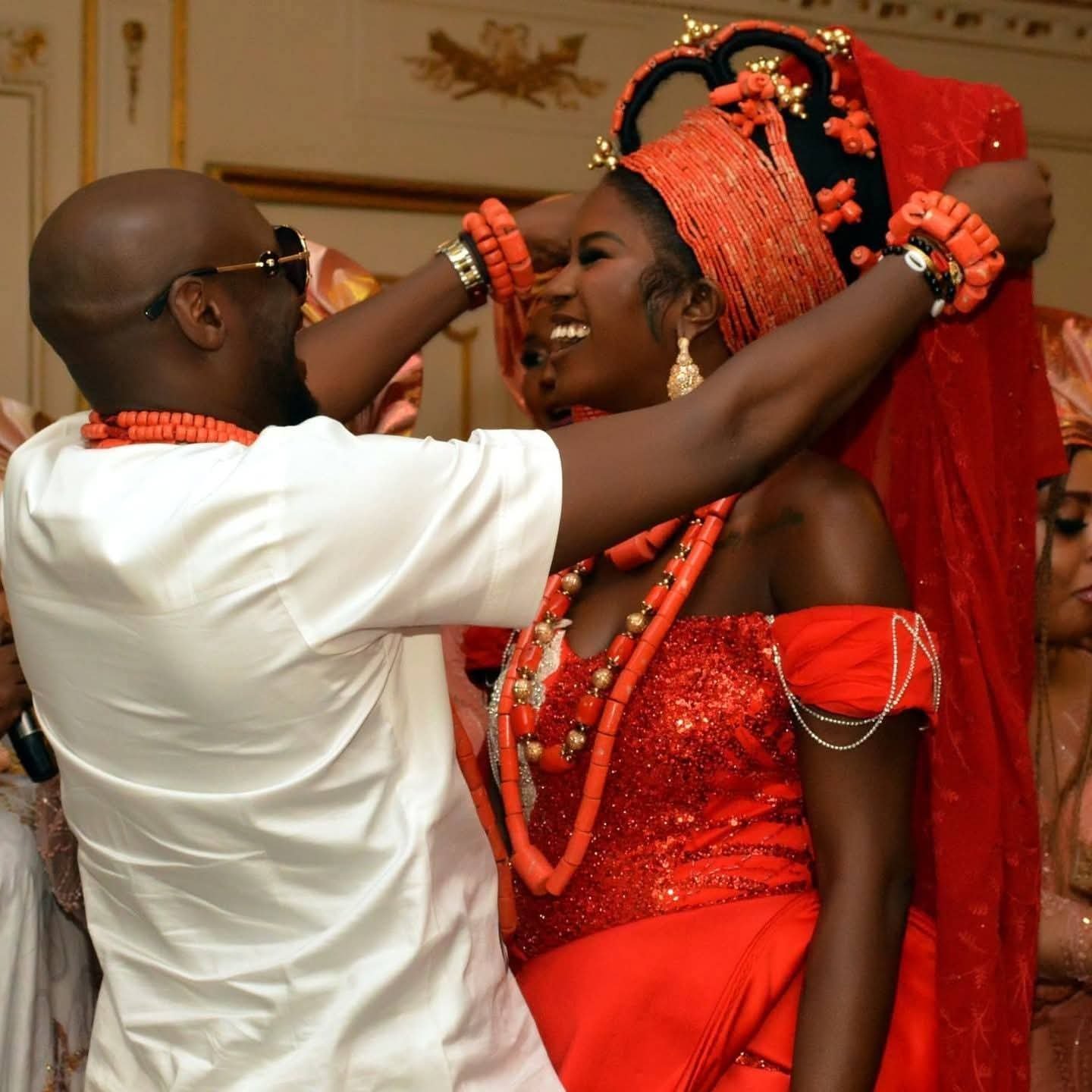 2Baba unveiling the face of his wife, Natasha Osawaru