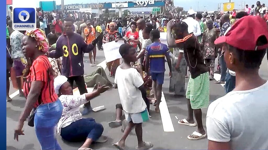 Oworonshoki Demolition: Angry Residents Block Third Mainland Bridge