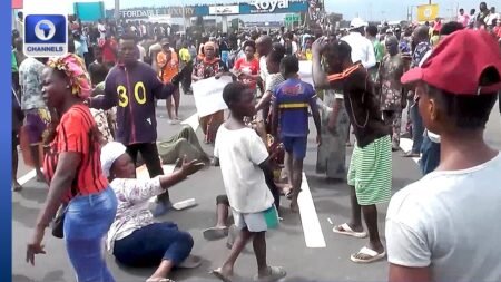Oworonshoki Demolition: Angry Residents Block Third Mainland Bridge