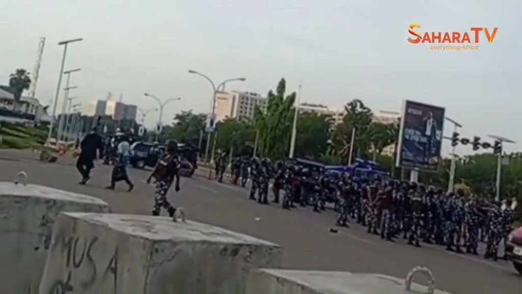 Ahead Of #FreeNnamdiKanuNow Protest, Nigerian Police Mount At Meeting Point