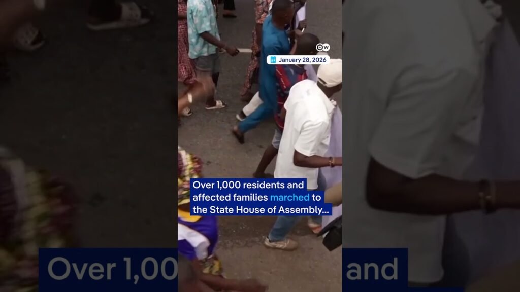 Police fire teargas at Lagos residents protesting Makako demolitions | DW News