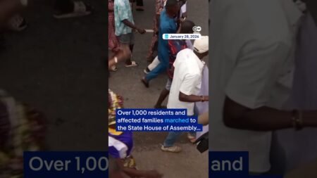 Police fire teargas at Lagos residents protesting Makako demolitions | DW News