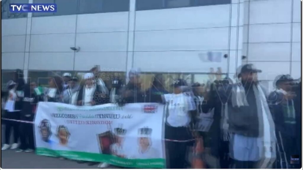 Trending: President Tinubu Receives Warm Welcome from Nigerians In UK Trending: President Tinubu Receives Warm Welcome from Nigerians In UK