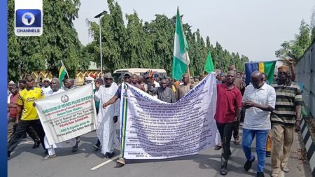 Retired Police Officers Block Presidential Villa Gate Over Pension Scheme