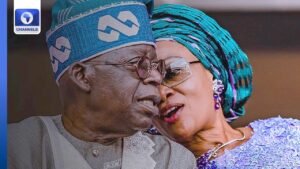 Tinubu Jokes, Introduces Wife Remi As ‘Iya Alakara’ Tinubu Jokes, Introduces Wife Remi As ‘Iya Alakara’