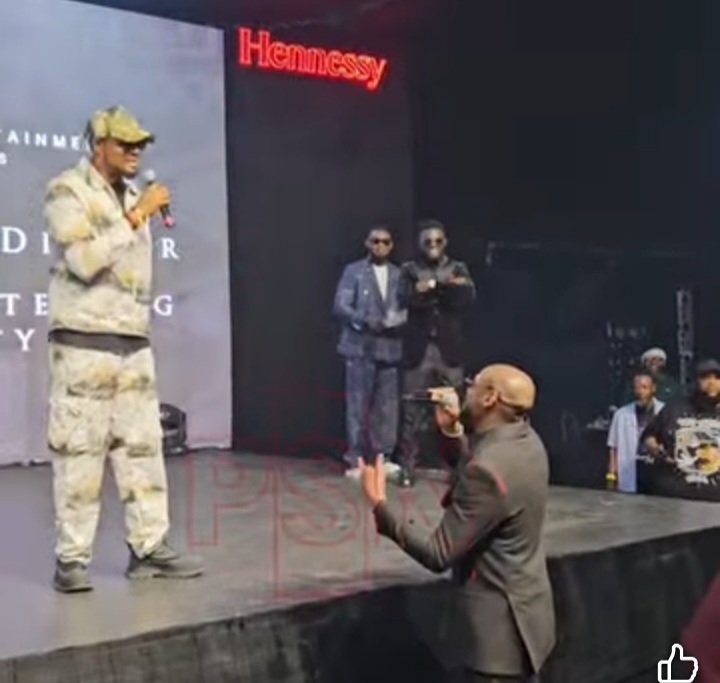 2Baba and Faze performing on the stage (PHOTO CREDIT: Facebook@Yawnaijatv)