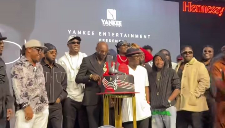 2Baba, friends and associates cutting the cake (PHOTO CREDIT: Facebook@Yawnaijatv)
