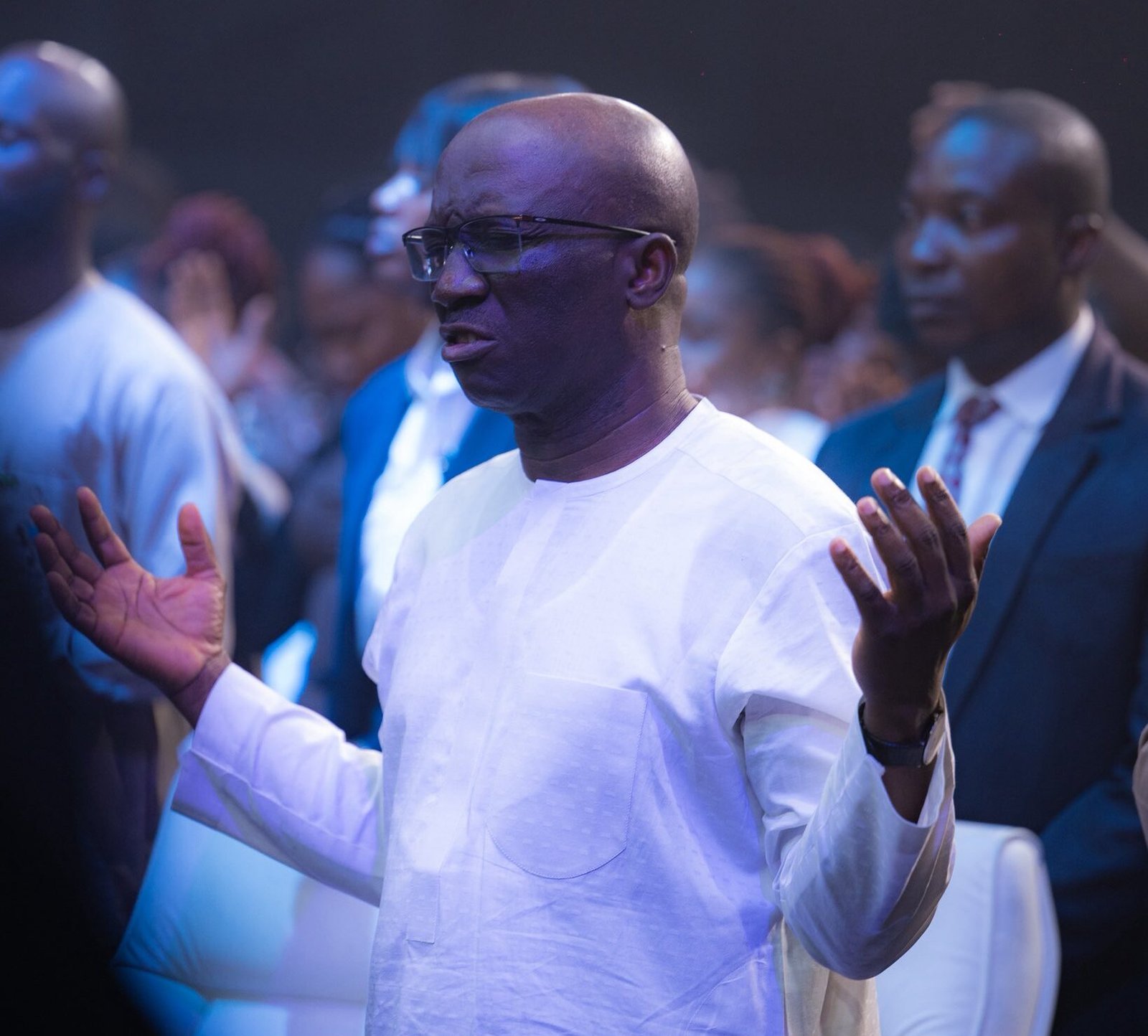Edo State Governor, Monday Okpebholo praying during the church service (Credit_X@thewinlos)